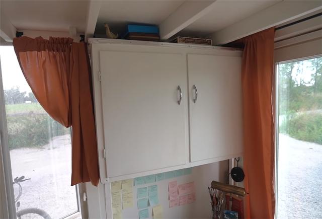 超迷你小屋！她離婚後買下3坪房「總共只花11萬」　「屋頂暗藏特殊空間」功能一應俱全