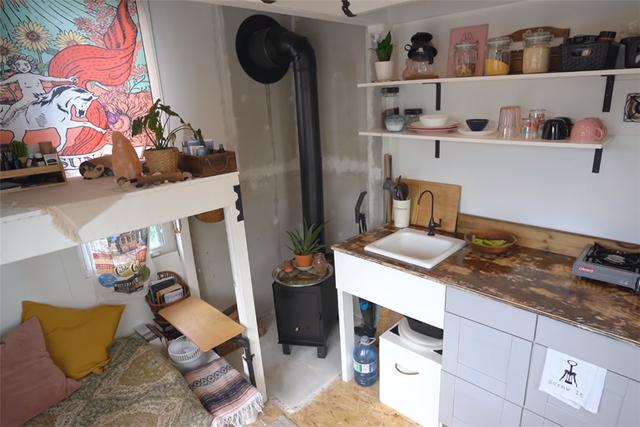 超迷你小屋！她離婚後買下3坪房「總共只花11萬」　「屋頂暗藏特殊空間」功能一應俱全