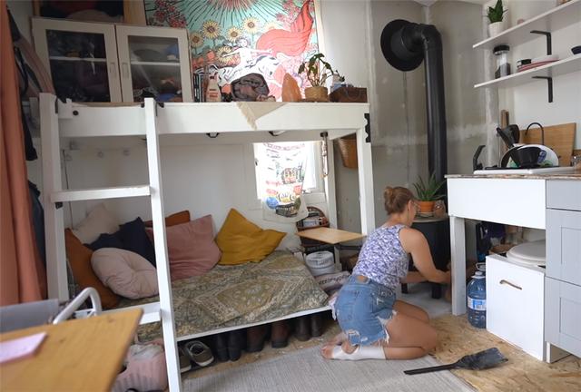 超迷你小屋！她離婚後買下3坪房「總共只花11萬」　「屋頂暗藏特殊空間」功能一應俱全