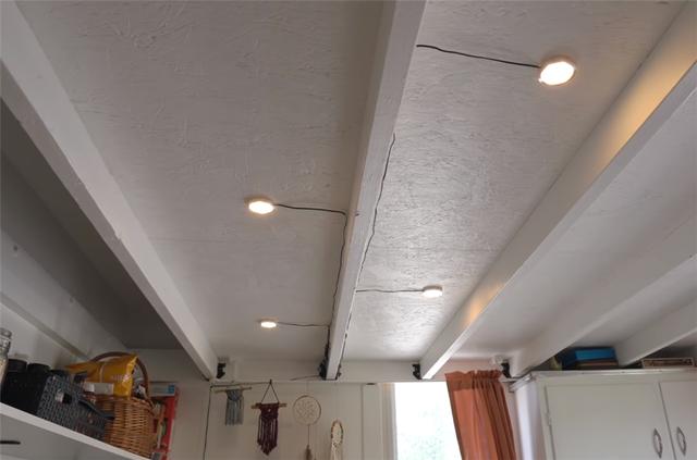 超迷你小屋！她離婚後買下3坪房「總共只花11萬」　「屋頂暗藏特殊空間」功能一應俱全