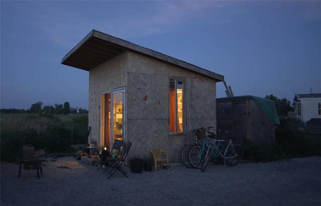 超迷你小屋！她離婚後買下3坪房「總共只花11萬」　「屋頂暗藏特殊空間」功能一應俱全