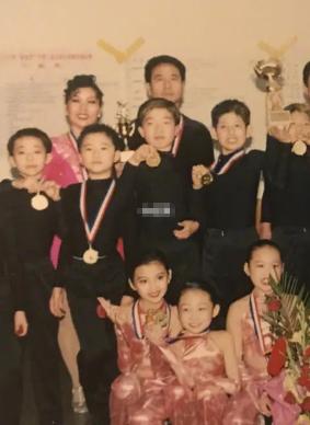 出生被父親丟垃圾桶！媽媽撿回辛苦養大　成名後父親忙現身「開口要5000萬贍養費」