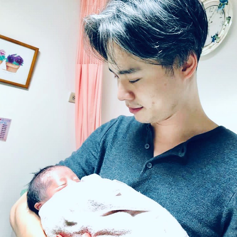 爺爺基因強大！吳念真被爆料「和孫子講話都用娃娃音」　每晚準時視訊「誇兒子比自己還厲害」