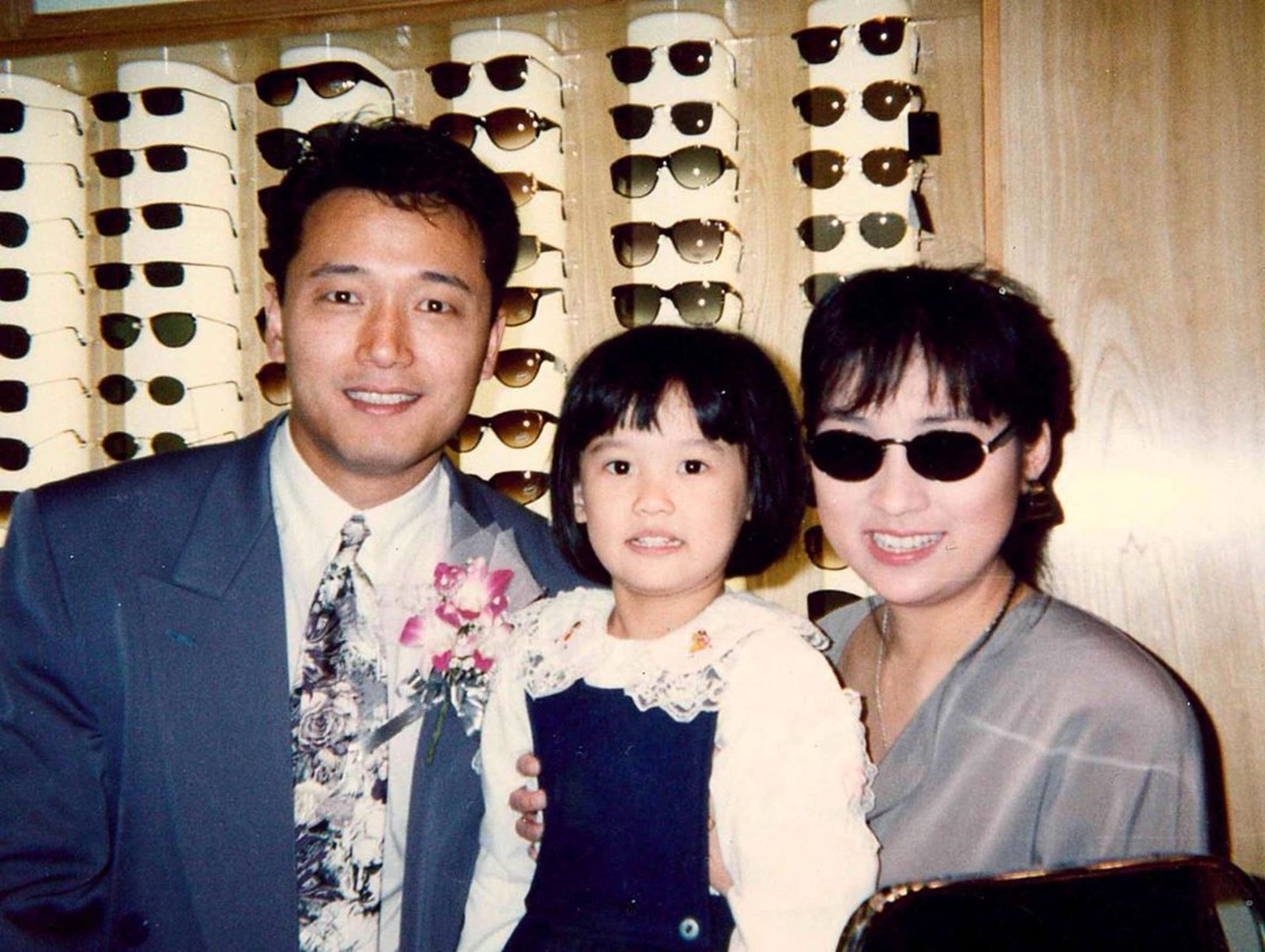 演《浴火鳳凰》爆紅！男神寵妻30年「生子身材走樣更愛她」　粉絲曝近況「67歲變得更帥了」