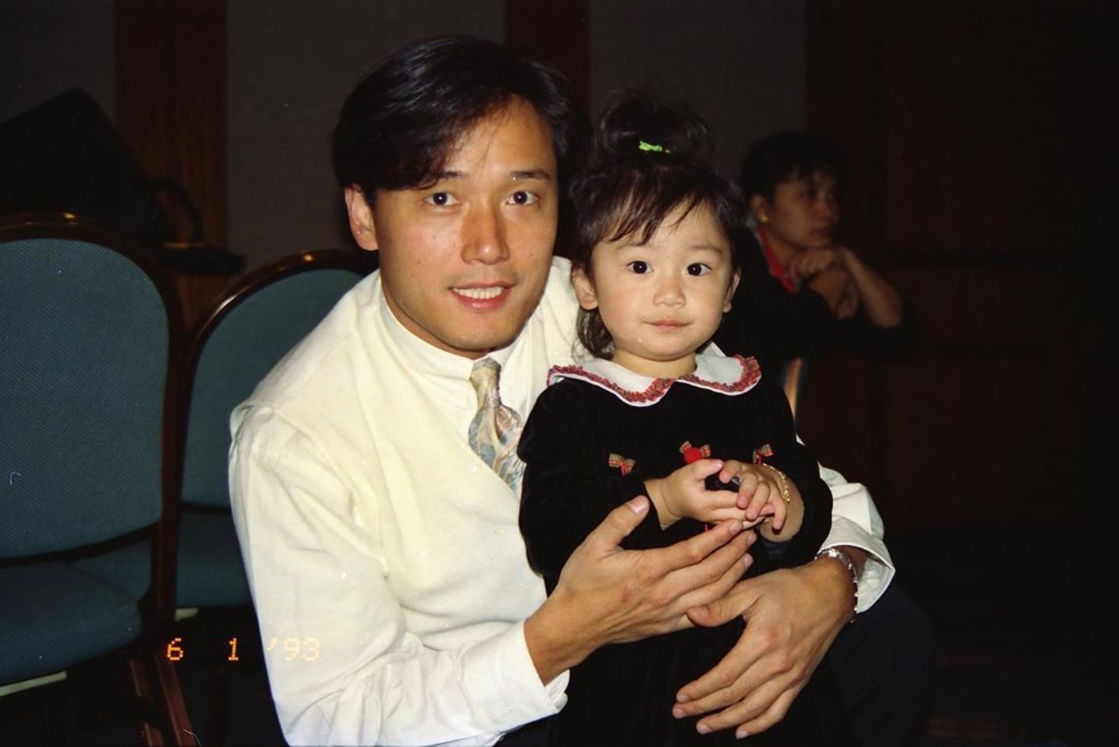 演《浴火鳳凰》爆紅！男神寵妻30年「生子身材走樣更愛她」　粉絲曝近況「67歲變得更帥了」