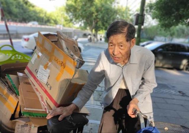 本可安享晚年！89歲大學教授「退休後拾荒9年」進帳26萬　背後目的曝光「全不是為了自己」