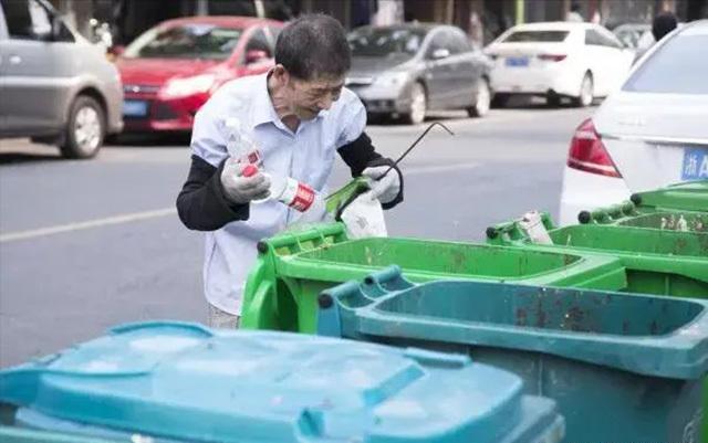 本可安享晚年！89歲大學教授「退休後拾荒9年」進帳26萬　背後目的曝光「全不是為了自己」