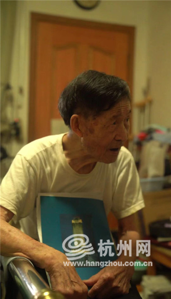 本可安享晚年！89歲大學教授「退休後拾荒9年」進帳26萬　背後目的曝光「全不是為了自己」