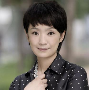 與富豪丈夫離婚後！她帶著「24億巨款」嫁給窮小子　51歲「低調生女」活成人生贏家