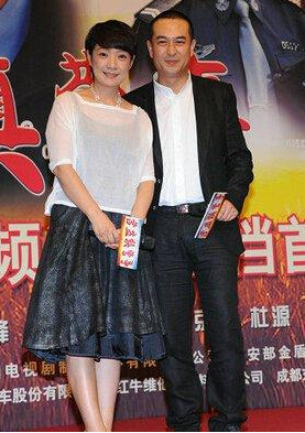 與富豪丈夫離婚後！她帶著「24億巨款」嫁給窮小子　51歲「低調生女」活成人生贏家