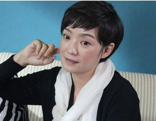 與富豪丈夫離婚後！她帶著「24億巨款」嫁給窮小子　51歲「低調生女」活成人生贏家
