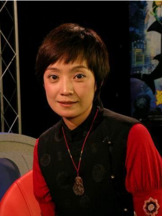 與富豪丈夫離婚後！她帶著「24億巨款」嫁給窮小子　51歲「低調生女」活成人生贏家