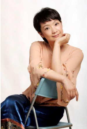 與富豪丈夫離婚後！她帶著「24億巨款」嫁給窮小子　51歲「低調生女」活成人生贏家