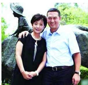 與富豪丈夫離婚後！她帶著「24億巨款」嫁給窮小子　51歲「低調生女」活成人生贏家