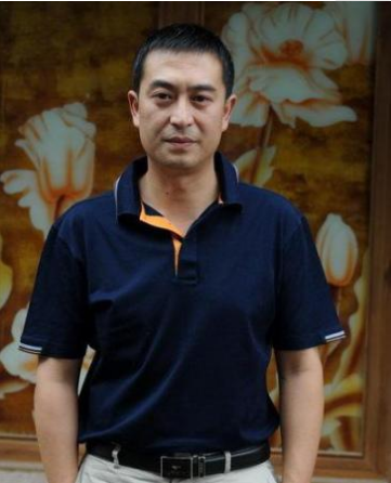與富豪丈夫離婚後！她帶著「24億巨款」嫁給窮小子　51歲「低調生女」活成人生贏家