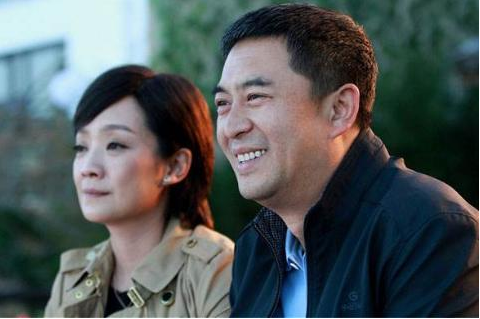 與富豪丈夫離婚後！她帶著「24億巨款」嫁給窮小子　51歲「低調生女」活成人生贏家