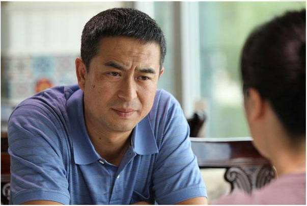 與富豪丈夫離婚後！她帶著「24億巨款」嫁給窮小子　51歲「低調生女」活成人生贏家