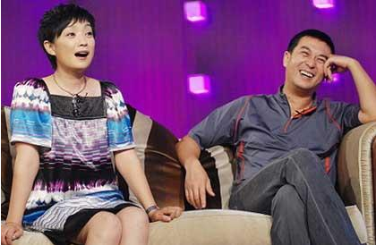 與富豪丈夫離婚後！她帶著「24億巨款」嫁給窮小子　51歲「低調生女」活成人生贏家