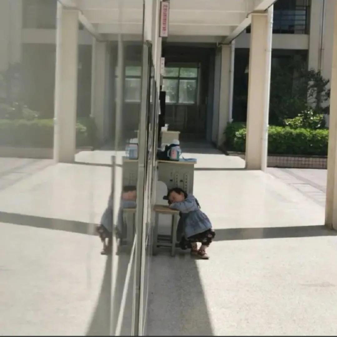 不給媽媽添麻煩！3歲寶寶考場外「獨自等待2小時」　不哭不鬧「睏了就睡」網讃：孩子是來報恩的
