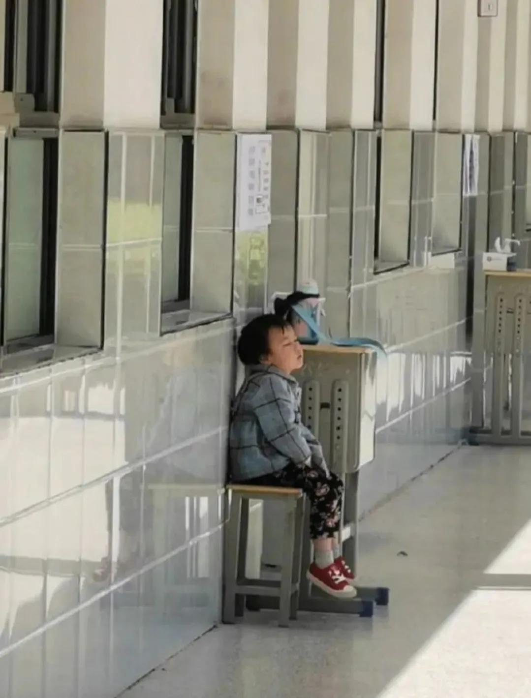 不給媽媽添麻煩！3歲寶寶考場外「獨自等待2小時」　不哭不鬧「睏了就睡」網讃：孩子是來報恩的