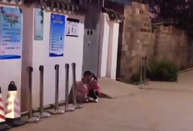 來不及接放學！女兒放學獨坐路邊「等繼母到天黑」　趕到現場「女兒天真反應讓她愧疚」：三年還不夠