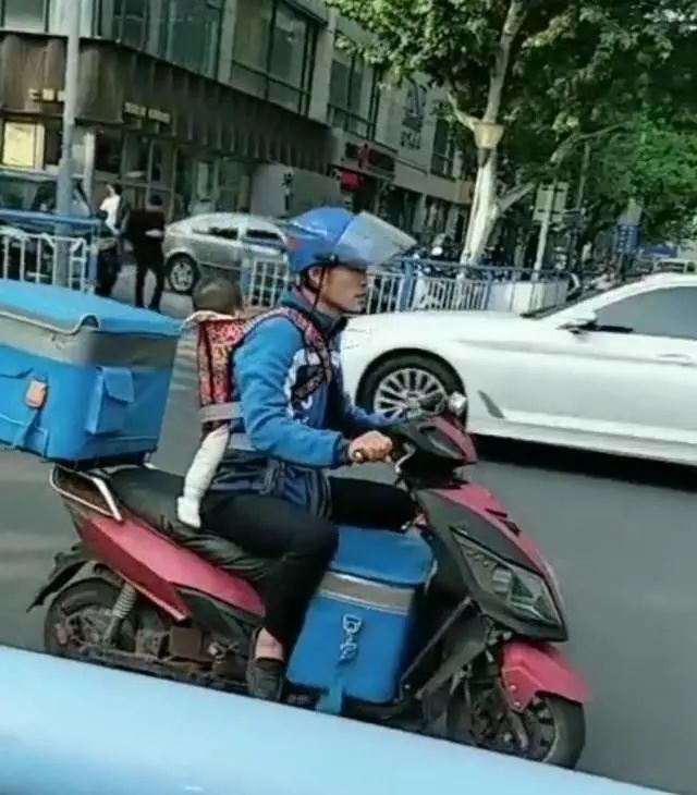 陪爸媽做外送！6個月女孩「在外送箱中長大」 現況曝光「始終是父母的安慰」：生活再苦都值得