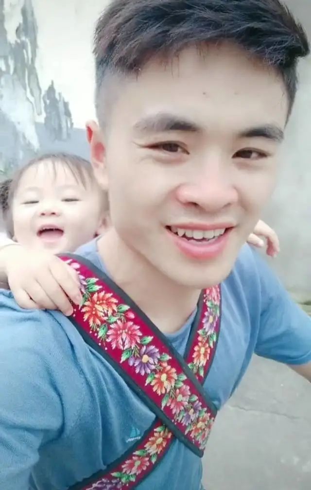 陪爸媽做外送！6個月女孩「在外送箱中長大」 現況曝光「始終是父母的安慰」：生活再苦都值得