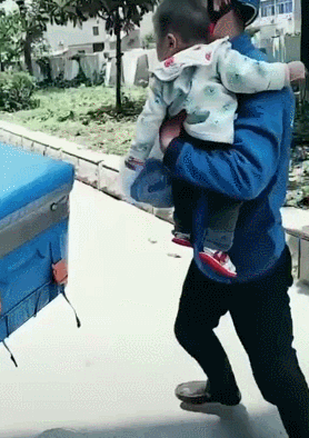 陪爸媽做外送！6個月女孩「在外送箱中長大」 現況曝光「始終是父母的安慰」：生活再苦都值得