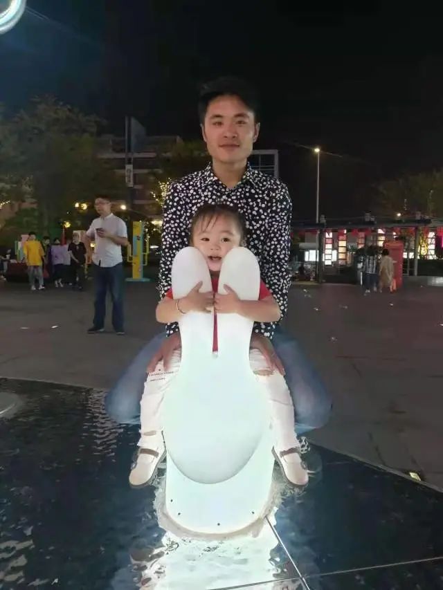 陪爸媽做外送！6個月女孩「在外送箱中長大」 現況曝光「始終是父母的安慰」：生活再苦都值得