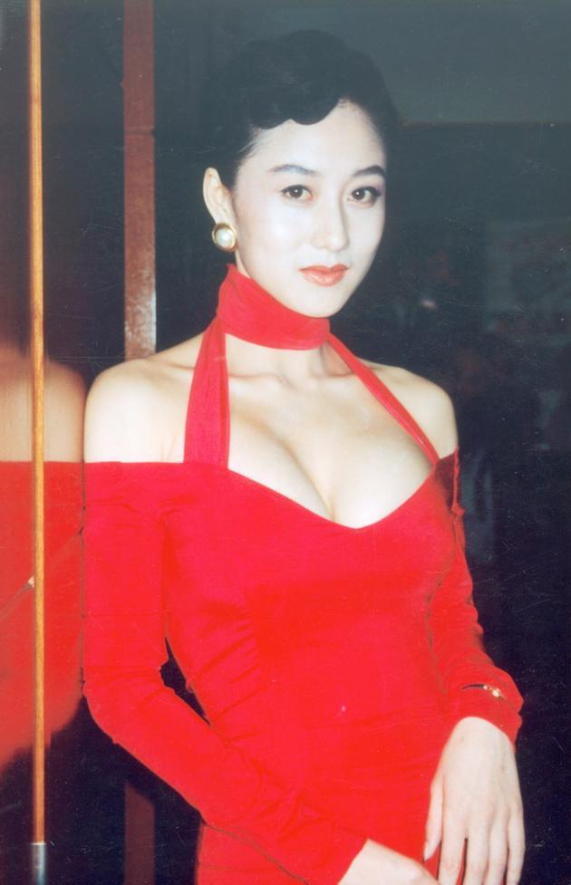 不要婚禮鑽戒！30年前「生下2女」卻被李連杰拋棄另娶她人　「住地下室10年」不認命走出陰霾