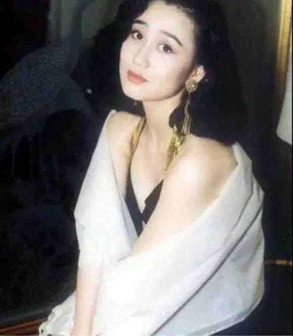 不要婚禮鑽戒！30年前「生下2女」卻被李連杰拋棄另娶她人　「住地下室10年」不認命走出陰霾