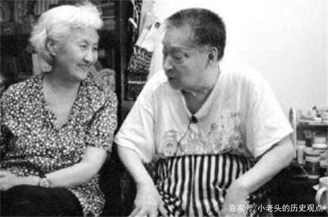 不顧世俗！他80歲毅然「二娶小12歲妻子」相伴12年　臨終卻再三叮囑：要與原配合葬