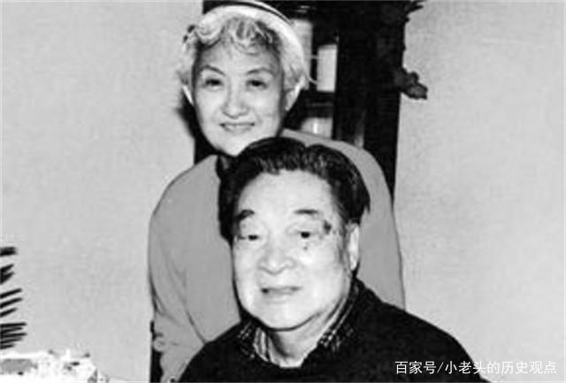 不顧世俗！他80歲毅然「二娶小12歲妻子」相伴12年　臨終卻再三叮囑：要與原配合葬