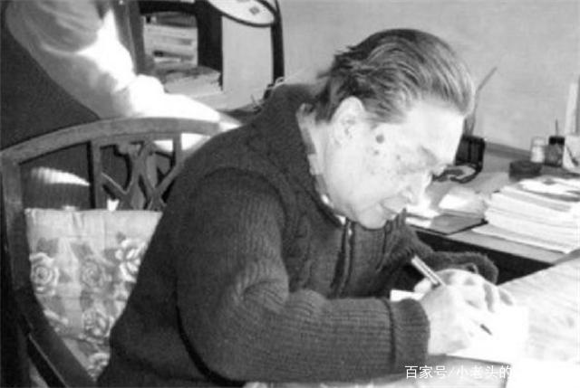 不顧世俗！他80歲毅然「二娶小12歲妻子」相伴12年　臨終卻再三叮囑：要與原配合葬