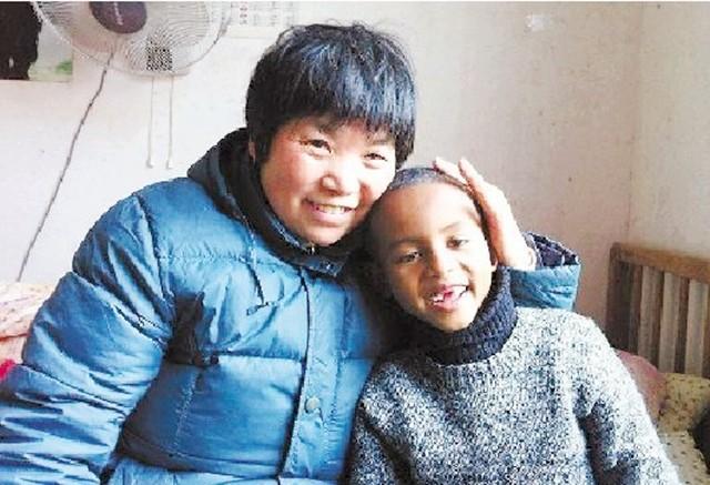 經商父出國後失聯！家中司機看不下去「帶黑人男孩回農村」　奶奶好心收養「現況曝光」感動全網