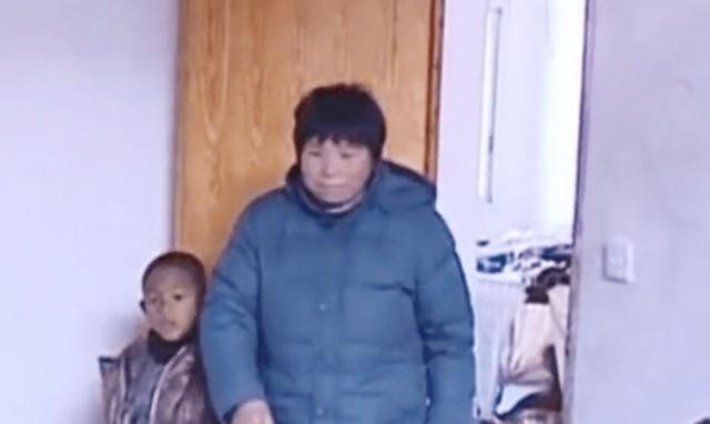 經商父出國後失聯！家中司機看不下去「帶黑人男孩回農村」　奶奶好心收養「現況曝光」感動全網