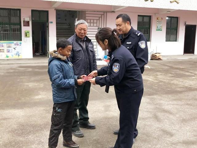 經商父出國後失聯！家中司機看不下去「帶黑人男孩回農村」　奶奶好心收養「現況曝光」感動全網