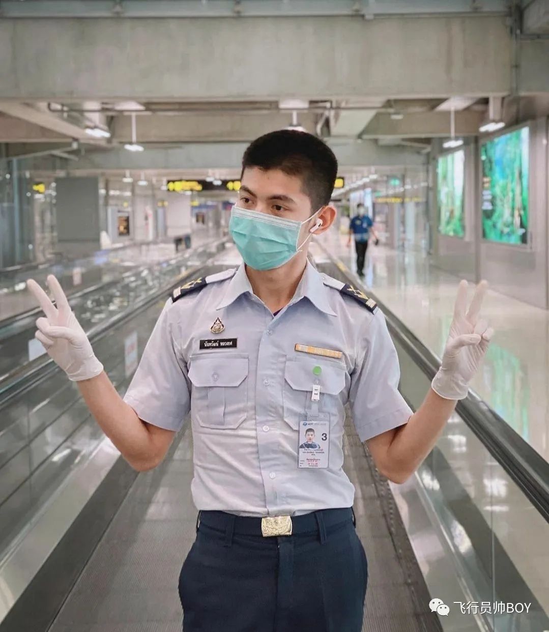 最帥風景!機場出現「電眼極品警察」看一眼就心動 摘下口罩「陽光帥氣正臉」網又戀愛:超優質❤️