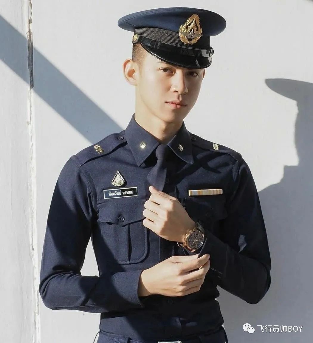 最帥風景!機場出現「電眼極品警察」看一眼就心動 摘下口罩「陽光帥氣正臉」網又戀愛:超優質❤️