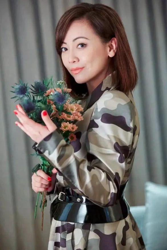 18歲時大佬為她下跪！30歲因錯愛「被全港雪封」　40歲一夜破產「43歲成功翻身」：一個人也很好