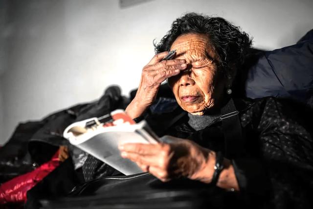 90歲嬤擺地攤！她工廠倒閉「欠下9千萬巨債」負責到底　誠信感動天「10年內全數還清」