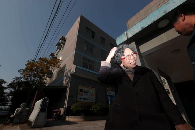 90歲嬤擺地攤！她工廠倒閉「欠下9千萬巨債」負責到底　誠信感動天「10年內全數還清」