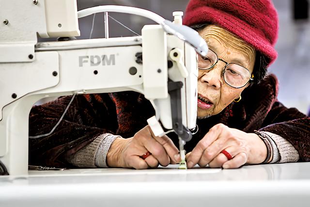 90歲嬤擺地攤！她工廠倒閉「欠下9千萬巨債」負責到底　誠信感動天「10年內全數還清」