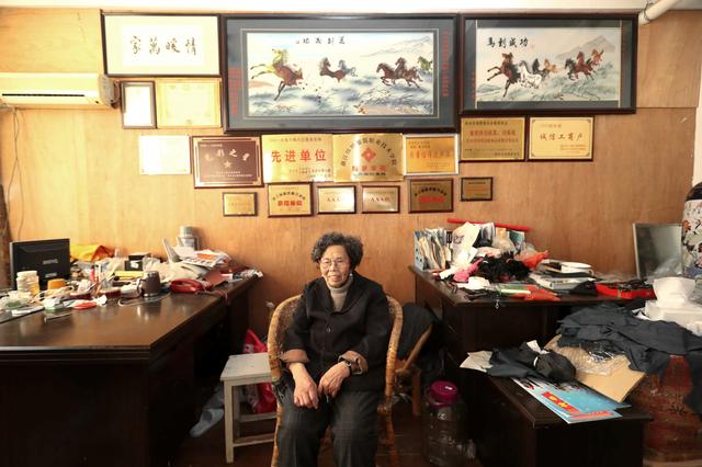 90歲嬤擺地攤！她工廠倒閉「欠下9千萬巨債」負責到底　誠信感動天「10年內全數還清」