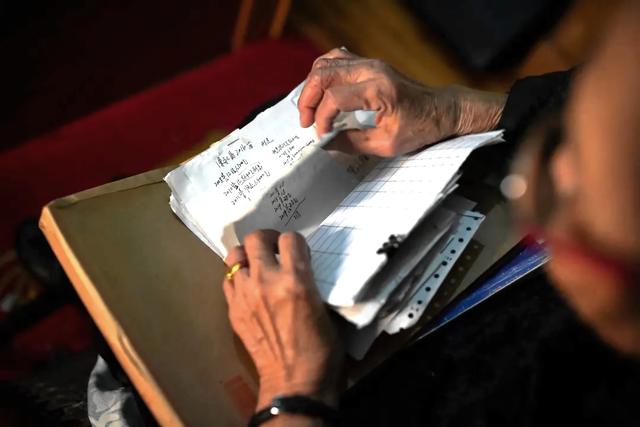 90歲嬤擺地攤！她工廠倒閉「欠下9千萬巨債」負責到底　誠信感動天「10年內全數還清」