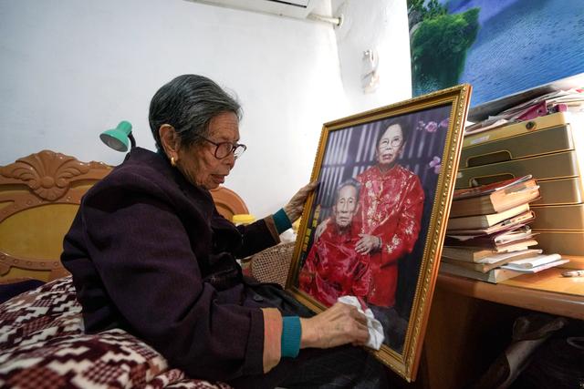 90歲嬤擺地攤！她工廠倒閉「欠下9千萬巨債」負責到底　誠信感動天「10年內全數還清」