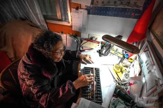 90歲嬤擺地攤！她工廠倒閉「欠下9千萬巨債」負責到底　誠信感動天「10年內全數還清」