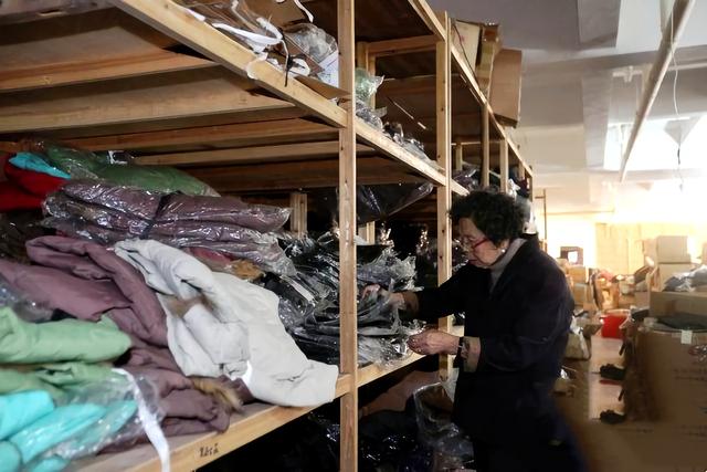 90歲嬤擺地攤！她工廠倒閉「欠下9千萬巨債」負責到底　誠信感動天「10年內全數還清」