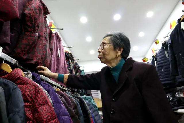 90歲嬤擺地攤！她工廠倒閉「欠下9千萬巨債」負責到底　誠信感動天「10年內全數還清」