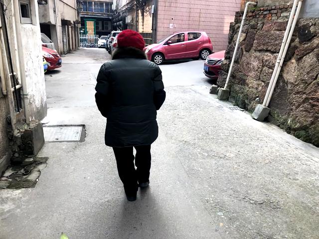 90歲嬤擺地攤！她工廠倒閉「欠下9千萬巨債」負責到底　誠信感動天「10年內全數還清」